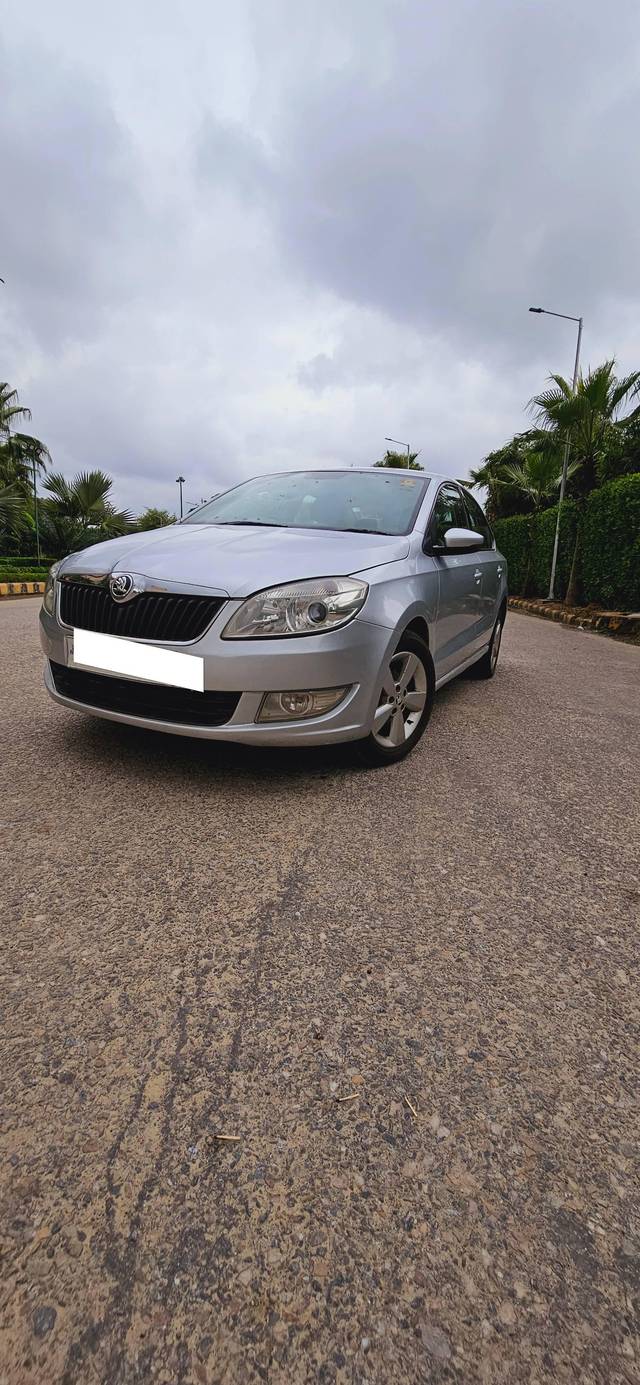 https://images10.gaadi.com/usedcar_image/4251528/original/processed_ecce40ac0c5dceb79afe08a4c3be8229.jpg?imwidth=6402