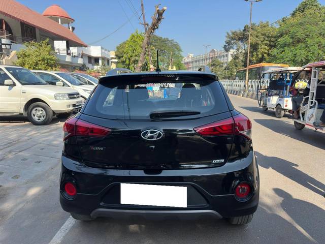 https://images10.gaadi.com/usedcar_image/4251553/original/processed_3871a06304d9cd7cb56376115aab53a1.jpg?imwidth=6401