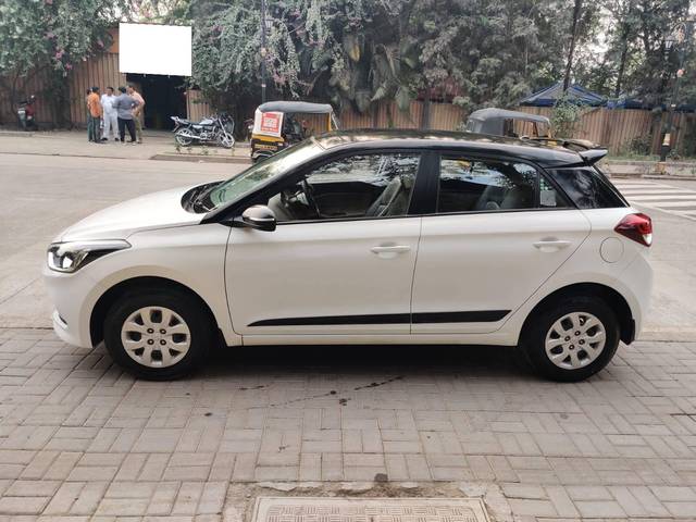 https://images10.gaadi.com/usedcar_image/4251563/original/processed_be558c25fcf0dcc46b66bdfcddf6a65a.jpg?imwidth=6402