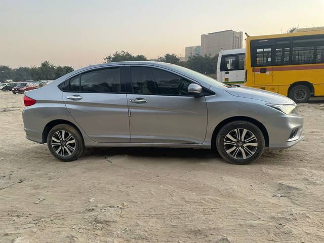 https://images10.gaadi.com/usedcar_image/4251701/original/06bc067001ccdfa58fee08538cda3171.jpg?imwidth=6401