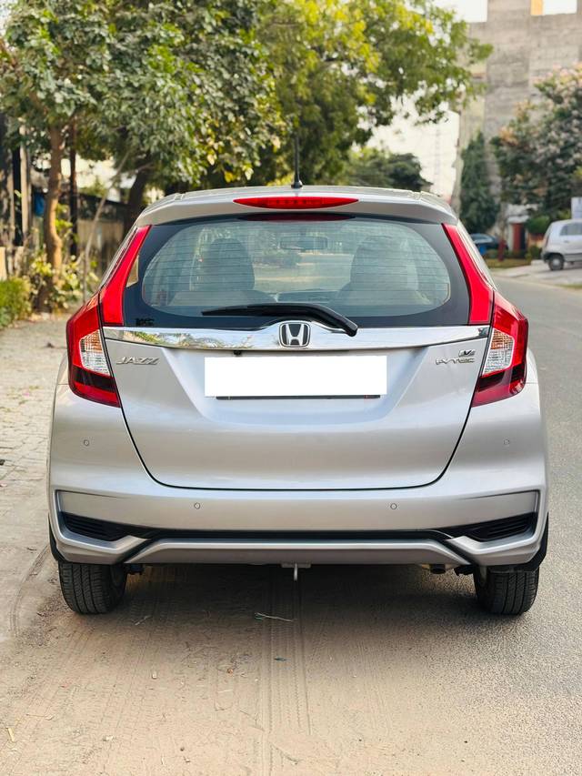 https://images10.gaadi.com/usedcar_image/4251714/original/processed_ccfc5a6acb3122f5f059af3ef1c08556.jpeg?imwidth=6402