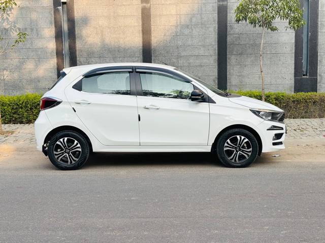 https://images10.gaadi.com/usedcar_image/4251871/original/processed_c0242d5ade9fee49e16b27ad7d21a06a.jpeg?imwidth=6401