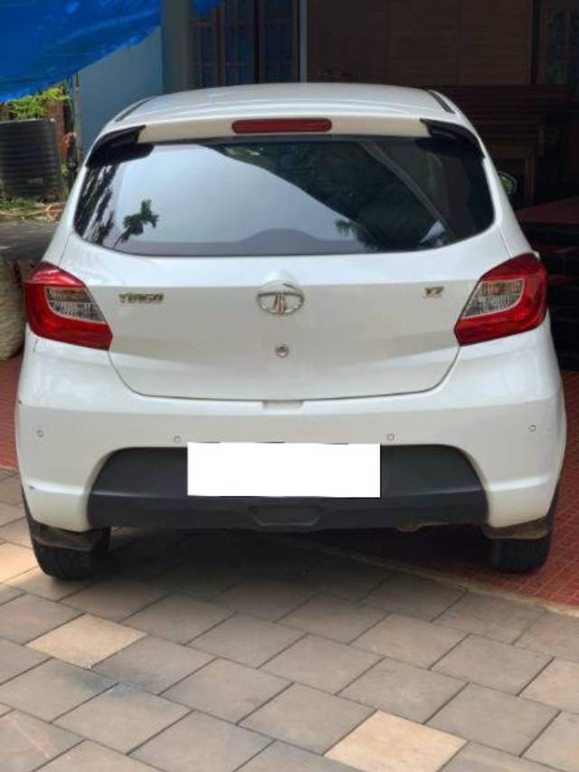 https://images10.gaadi.com/usedcar_image/4251886/original/processed_d90975a2-e012-4cde-b2aa-a3a72e9bb270.jpg?imwidth=6402