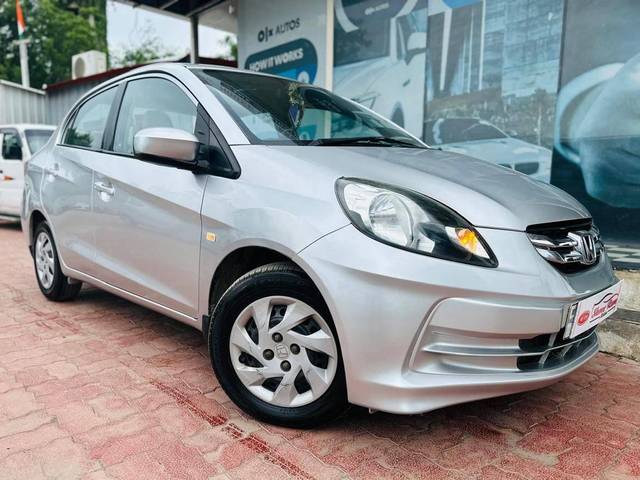 https://images10.gaadi.com/usedcar_image/4251948/original/processed_2311f1eac413432a0d5c9737a3d20972.jpg?imwidth=6400