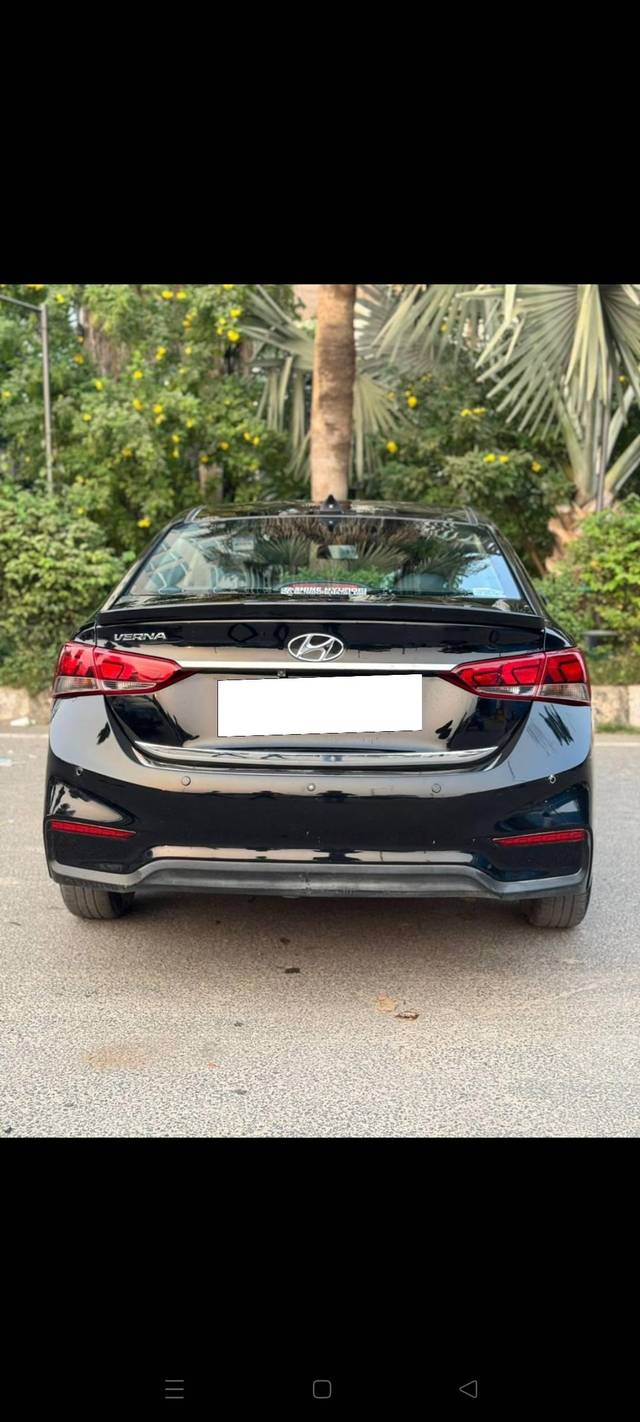 https://images10.gaadi.com/usedcar_image/4252117/original/processed_e865843644d2da67bfcdd39e88b334c7.jpg?imwidth=6401