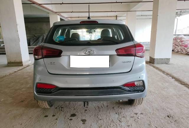 https://images10.gaadi.com/usedcar_image/4252197/original/processed_c67ec3a9-307d-4a73-8686-5b119b38c2a5.jpg?imwidth=6402