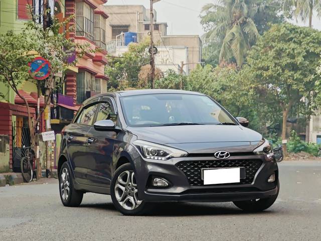 https://images10.gaadi.com/usedcar_image/4252373/original/processed_f2ba56a7fa08313540d9ed67e10fbccf.jpg?imwidth=6400