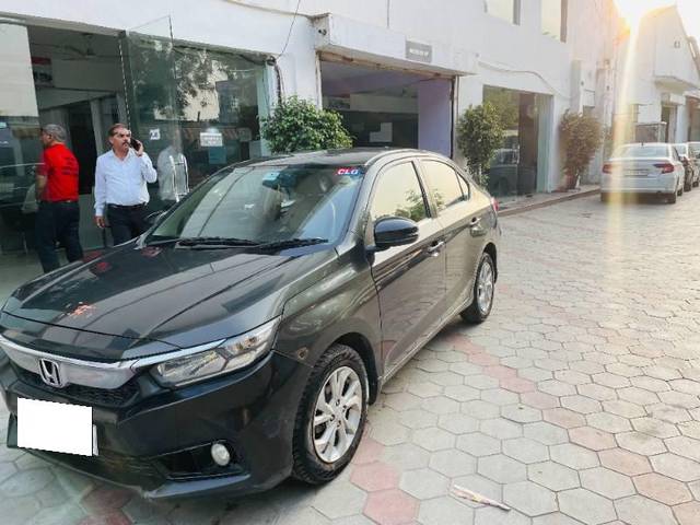 https://images10.gaadi.com/usedcar_image/4252945/original/processed_a8bebff2-d9d9-4508-b4eb-2511d54c4e17.jpg?imwidth=6402