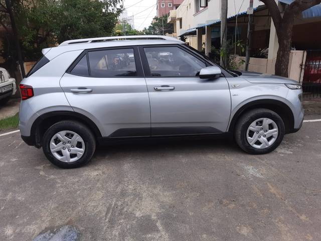 https://images10.gaadi.com/usedcar_image/4253265/original/d510fe0e1432c2feb327e94a53bdcbd3.jpg?imwidth=6401