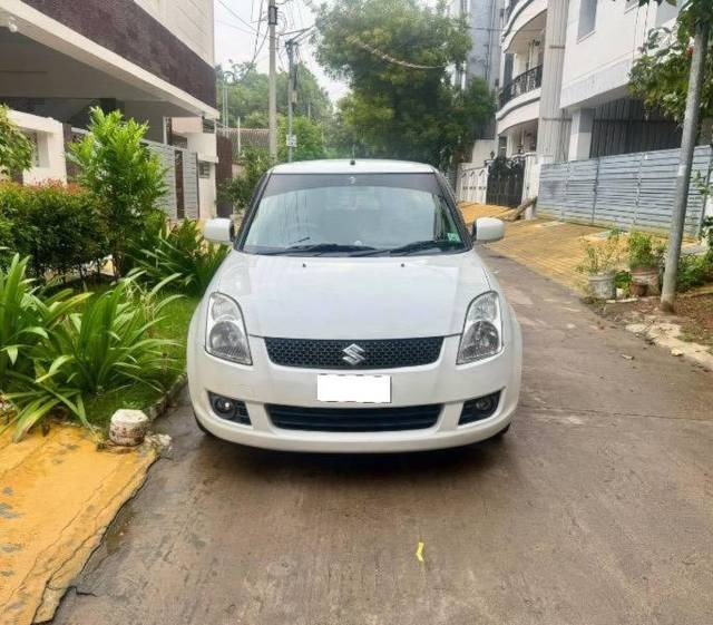 https://images10.gaadi.com/usedcar_image/4253317/original/processed_441682fb-8320-4aa9-8be2-0cec4da87b67.jpeg?imwidth=6402