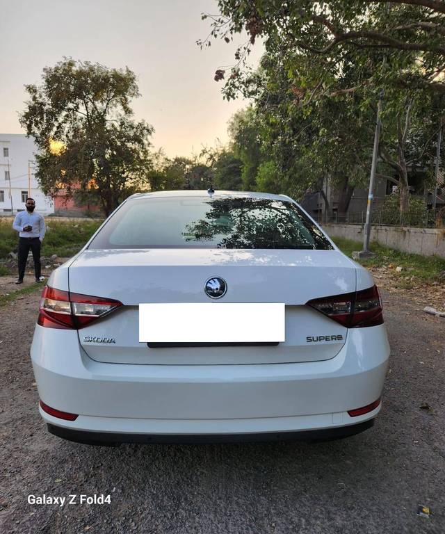 https://images10.gaadi.com/usedcar_image/4253763/original/processed_7ac895f4895f68857a34457f9c636413.jpg?imwidth=6402