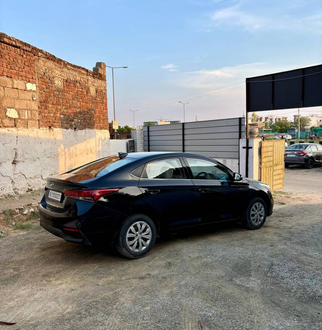 https://images10.gaadi.com/usedcar_image/4253817/original/processed_70bea5716f21a05f80f7be9ee9926262.jpg?imwidth=6402