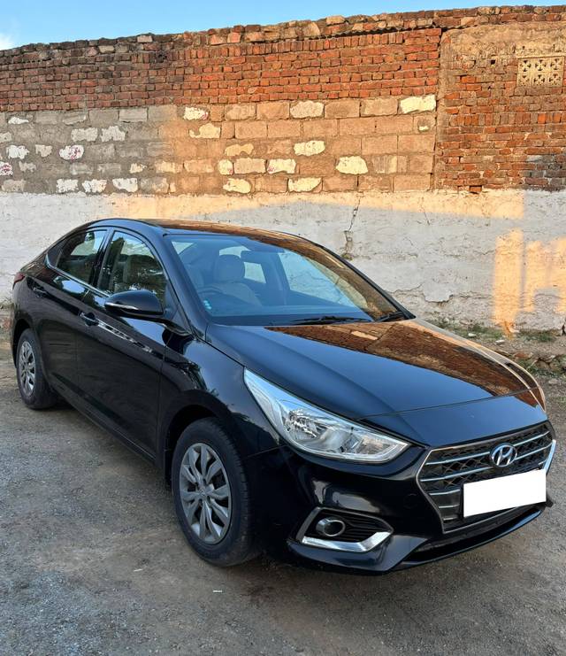 https://images10.gaadi.com/usedcar_image/4253817/original/processed_7fbf3d822ab4ff5ae086e4fe2446c843.jpg?imwidth=6400