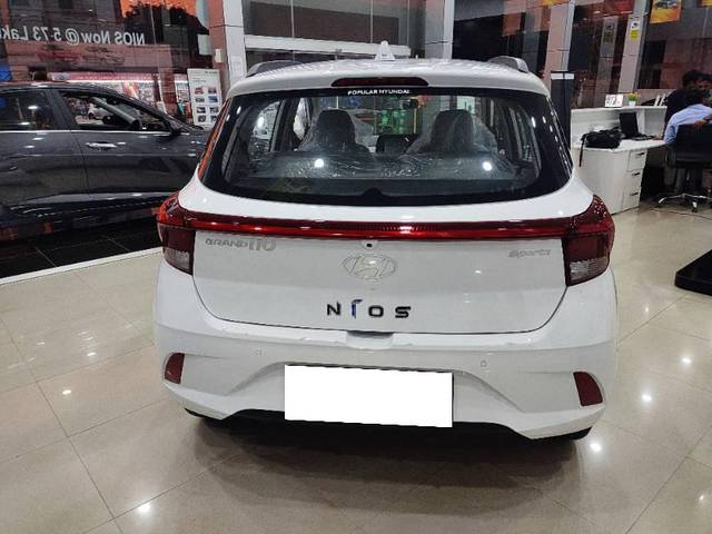 https://images10.gaadi.com/usedcar_image/4253876/original/processed_a0cade11-4be2-4029-812e-7d76a3d18921.jpg?imwidth=6402