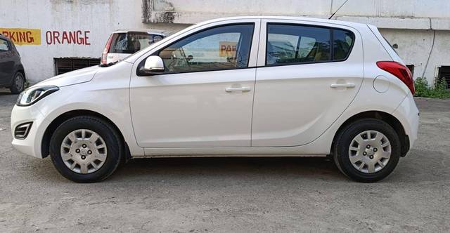 https://images10.gaadi.com/usedcar_image/4253930/original/processed_9aaefcce61cf7cf65f03fec19441d17f.jpg?imwidth=6402