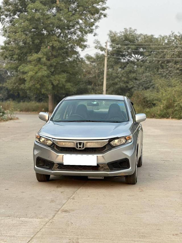 https://images10.gaadi.com/usedcar_image/4253933/original/processed_1ec046ffdc199b548f190d3c408bac77.jpg?imwidth=6402