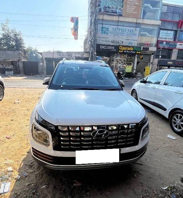 https://images10.gaadi.com/usedcar_image/4254058/original/processed_2774a271-252c-4b25-a9a0-151f54a8e8e7.jpeg?imwidth=6401