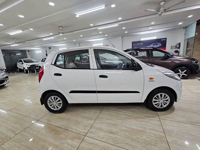 https://images10.gaadi.com/usedcar_image/4254108/original/processed_6fb43e66bff7d8c398e4d0de606d3561.jpg?imwidth=6401