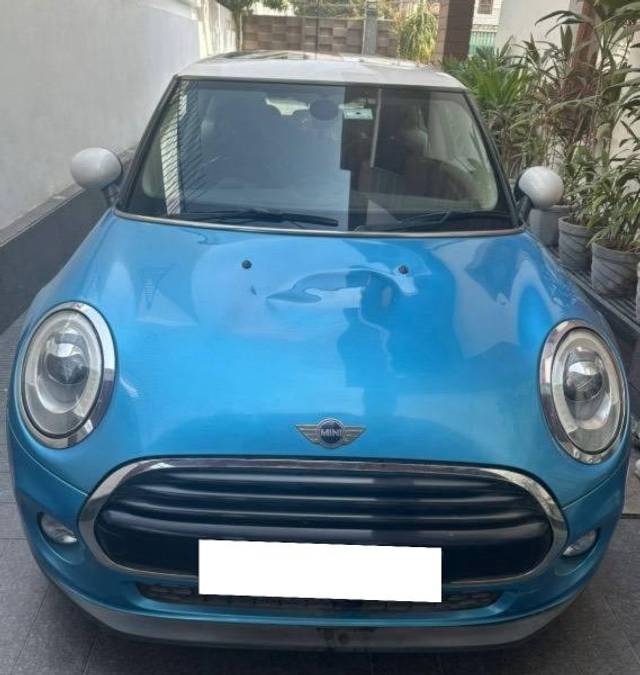 https://images10.gaadi.com/usedcar_image/4254276/original/processed_21895205-9697-4b69-8d2c-b73909aaebbb.jpeg?imwidth=6400