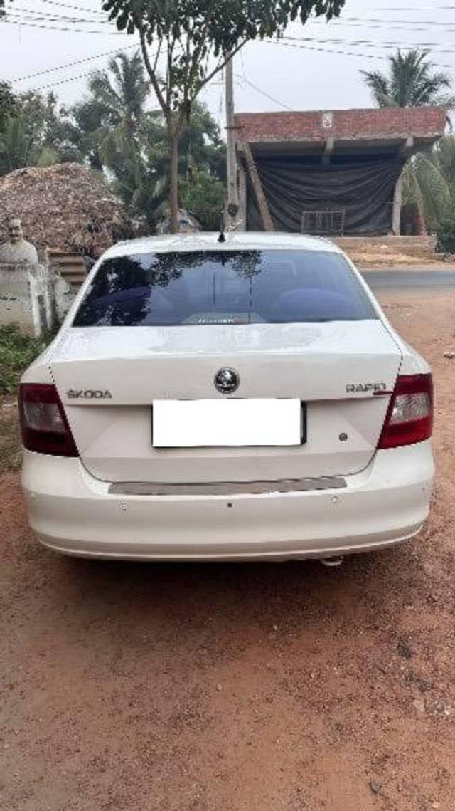 https://images10.gaadi.com/usedcar_image/4254463/original/processed_637453ff-cd80-49b6-8af6-beb55e0fb773.jpg?imwidth=6402