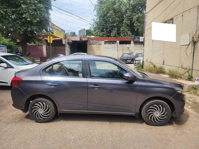 https://images10.gaadi.com/usedcar_image/4254547/original/processed_dad03ce038248795cd38ba2456d596c8.jpg?imwidth=6402