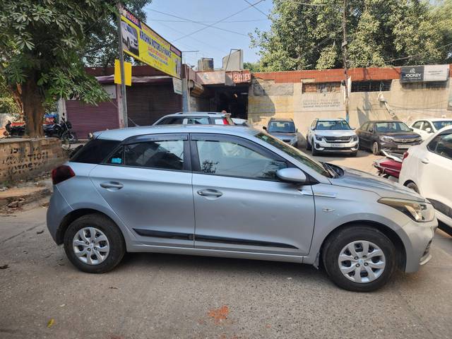 https://images10.gaadi.com/usedcar_image/4254557/original/processed_591a776942d4f862b08a2ca3a2f3b11d.jpg?imwidth=6402