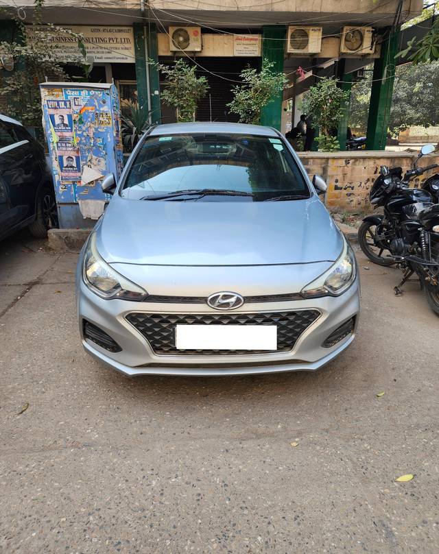 https://images10.gaadi.com/usedcar_image/4254557/original/processed_8c955886df2ce95d80584a2149815285.jpg?imwidth=6401