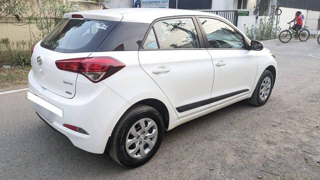 https://images10.gaadi.com/usedcar_image/4255644/original/processed_f805bce781bffc23b6d017098218c887.jpg?imwidth=6401