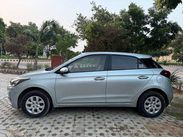 https://images10.gaadi.com/usedcar_image/4255747/original/16d6aed408dbadc492bfd8f4f573a922.jpg?imwidth=6402