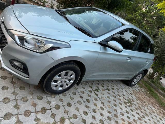 https://images10.gaadi.com/usedcar_image/4255747/original/c316d879dbc8029dfc6aa7c2a80b0a59.jpg?imwidth=6400