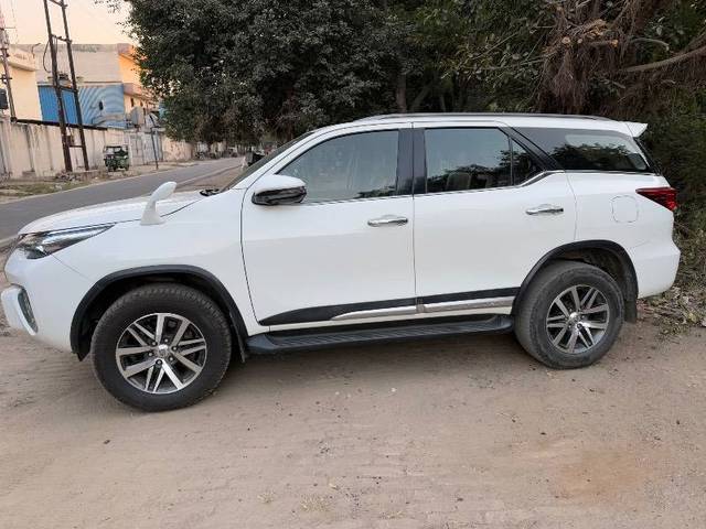 https://images10.gaadi.com/usedcar_image/4255877/original/5f6c03fffdbf83ad9d09a74de8016fb0.jpg?imwidth=6401