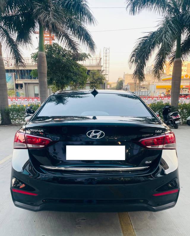 https://images10.gaadi.com/usedcar_image/4255924/original/processed_653cbd4bc70959c4edf0584f7f7cc9a5.jpg?imwidth=6401