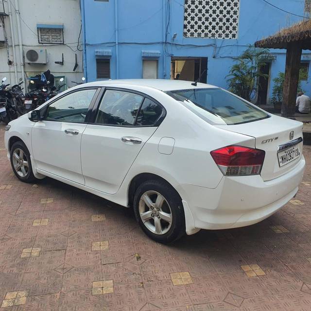 https://images10.gaadi.com/usedcar_image/4256119/original/processed_b2e68c08fcb4af55bc30a633e70374c3.jpg?imwidth=6402