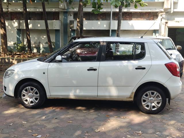 https://images10.gaadi.com/usedcar_image/4256497/original/84d3cda610495998fdb334b23227d9f7.jpg?imwidth=6402