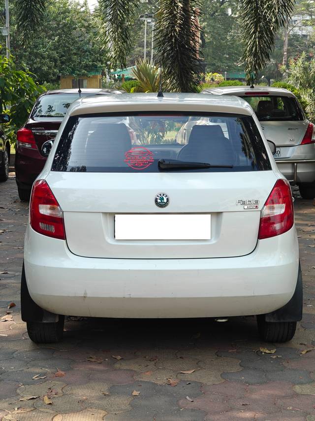 https://images10.gaadi.com/usedcar_image/4256497/original/processed_d3bb6b23833e13e6b80bfe7d9d43e4e3.jpg?imwidth=6401