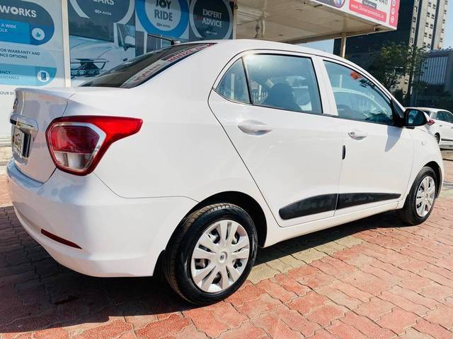 https://images10.gaadi.com/usedcar_image/4256630/original/processed_1dd8eaa0bbf928be852068498d7e758c.jpg?imwidth=6402