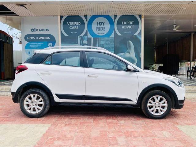 https://images10.gaadi.com/usedcar_image/4256829/original/processed_e03ba4ff8c827f698b79a2c337902852.jpg?imwidth=6401