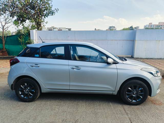 https://images10.gaadi.com/usedcar_image/4256871/original/7c9dacf6b125e00872668eeca632edef.jpg?imwidth=6401