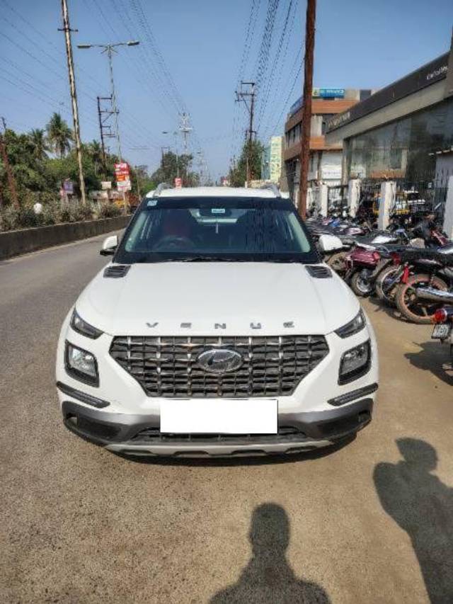 https://images10.gaadi.com/usedcar_image/4256902/original/processed_86fa571f-c40c-447c-948a-9d19c81e1aee.jpg?imwidth=6400