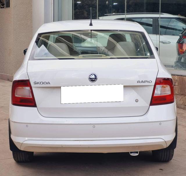 https://images10.gaadi.com/usedcar_image/4256912/original/processed_a1bcd8b3d205a0d1314fa5b86eb48eb5.jpeg?imwidth=6402