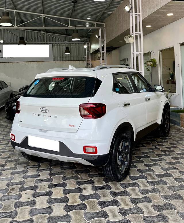 https://images10.gaadi.com/usedcar_image/4256997/original/processed_e278ceaa85a6eb075db01e99279d5d2f.jpg?imwidth=6402