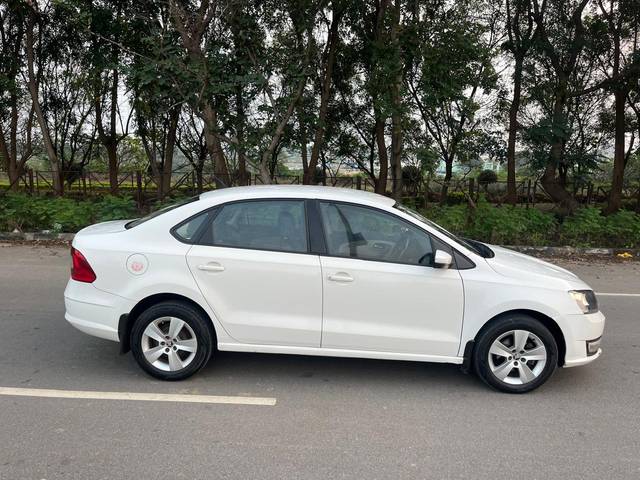 https://images10.gaadi.com/usedcar_image/4257061/original/1dd2f92e5dfaddd2764d403639956692.jpg?imwidth=6401