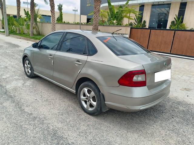 https://images10.gaadi.com/usedcar_image/4257350/original/processed_e9d3f8908d1b8745dc6cfabe073a3397.jpg?imwidth=6402