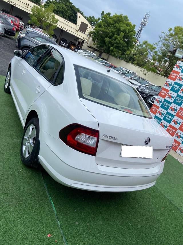 https://images10.gaadi.com/usedcar_image/4257667/original/processed_7e6b222d60f7da050c8ddf62c4f62c38.jpg?imwidth=6402