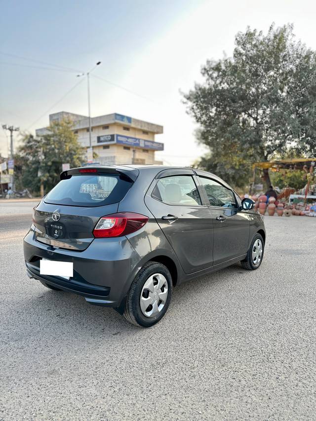 https://images10.gaadi.com/usedcar_image/4258121/original/processed_00395539f2c48aa62ee4e16cf9a89e28.jpg?imwidth=6402