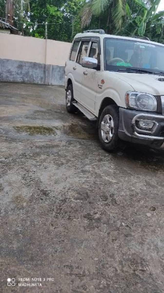 https://images10.gaadi.com/usedcar_image/4258250/original/processed_72824919-d3b7-42f1-be15-203d3483207e.jpg?imwidth=6402