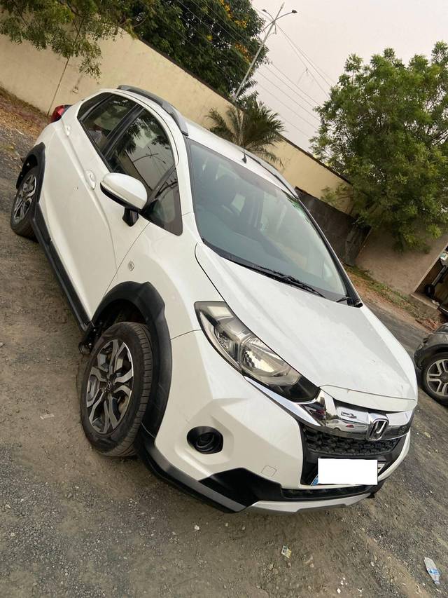 https://images10.gaadi.com/usedcar_image/4258376/original/processed_28153d66dfbf87fd19d3777b6948affb.jpg?imwidth=6400