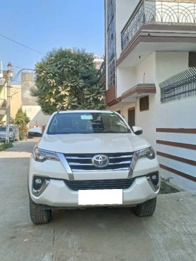 https://images10.gaadi.com/usedcar_image/4258470/original/processed_ce01817d-7694-4309-9a41-bdd47fe17e18.jpg?imwidth=6400