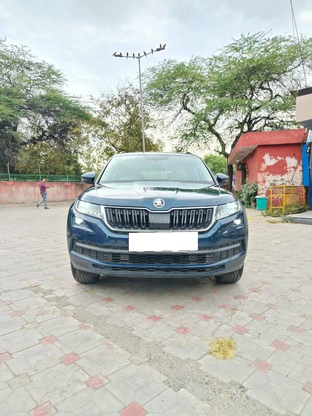 https://images10.gaadi.com/usedcar_image/4258566/original/processed_0039950e5fc10f4cfaed5215ab793064.jpg?imwidth=6402