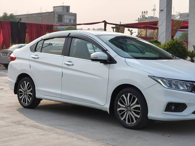 https://images10.gaadi.com/usedcar_image/4258702/original/processed_fa8ea8a39b7ab0463c0a988521ba9aae.jpg?imwidth=6400